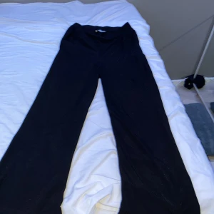 Super sköna silkes mjukisar💞 - Gudomligt sköna byxor att ha på sig. Och passar både bra hemma och när man ska iväg. Använder aldrig och har använt dem 1-2 gånger innan så dem är i ett super skick.