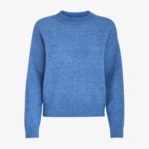 Fin stickad tröja  - Säljer nu en fin stickad blå tröja i storlek S. Endast använd 1 gång, köpte tröjan ny för 650 kr men säljer för 300 kr.