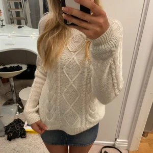 Stickad tröja  - Superfin stickad vit tröja💗 inte nopprig eller så🤗