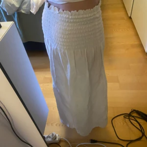 Lång kjol - Lång vit kjol, jätte fin till sommaren. Använd fåtal gånger.