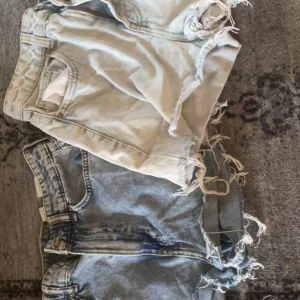 Jean shorts  - Klippta av mig, ganska små i midjan och rätt korta. Men jätte sköna.