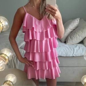 Volangklänning  - Säljer denna superfina rosa volangklänning i mycket fint skick🩷