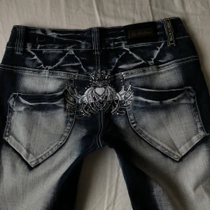 BlueQueen Jeans - Suuper snygga jeans från BlueQueen😍 Säljer då de tyvärr e för stora för mig. Några diamanter har falli av men inget man tänker på och är lite slitna nere vid fötterna, annars jätte fint skick. Skriv vid frågor! 