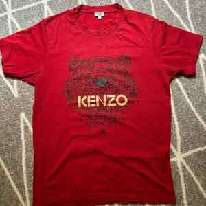 Jätte fin å lysande Kenzo Tshirt i storlek S. Den finns inte att köpa mer nånstans. 8/10 i skick 