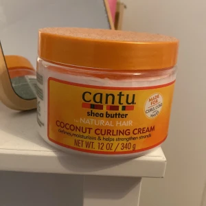 Curl cream - En curl cream för lockigt hår, den luktar jätte gott men tyvärr passar den inte min hårtyp, jag har testat den en gång så den är  full.