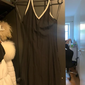 Klänning - Svart och vit strand klänning använd en gång