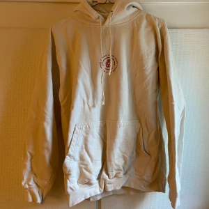 Hoodie - En hoodie i bra skick, väldigt fin. Storlek M men passar S kanske Xs