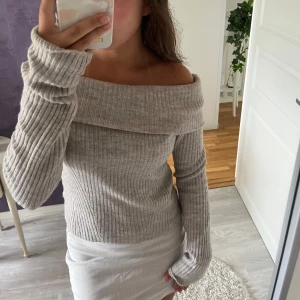 Stickad offshoulder tröja - Från H&M, säljer då den inte kommer till användning, inga defekter!💞