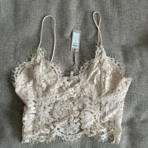 Beige topp - Helt ny med lappar kvar på från Nelly, storlek M men passar s 
