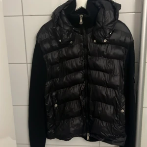 Moncler cardigan - Väldigt fin jacka perfekt till höst - vinter. Väldigt bra använt och den erbjuder en väldigt bra bekvämlighet.   Obs bara seriösa köpare:)