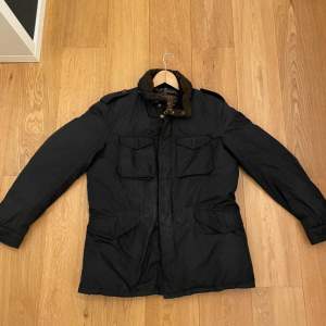 Fin moncler field jacket, vadderad med luva, storlek 4 (L), 7/10 skick, kom privat för fler bilder eller frågor!