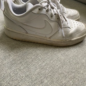 Vita nike storlek 35.5 - De är definitivt använda men inte något trasiga. De är i storlek 35.5 och passformen är väldigt ”normal”