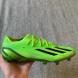 Gröna fotbollsskor från Adidas - Ett par gröna Elite fotbollsskorfrån Adidas med svarta detaljer. Skorna har snörning och en mönstrad sula för bättre grepp på planen. nyskick                      Nypris: 2700kr
