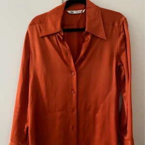 Skjorta - Orange skjorta ifrån zara, använda ett fåtal gånger så den är som ny! Kostade 399kr, säljer för 100kr