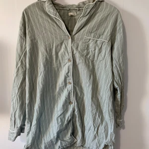 Newbie limiterad edition grön skjorta/tröja, storlek M - En skjorta med vita ränder på en ljusgrön bakgrund. Den har en vit kant runt kragen och knapparna.   Skick: Mycket bra  Axelbredd: 47cm Längd: 83cm