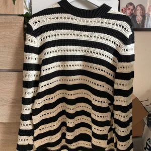 Stickad tröja - Stickad tröja från HM för 350kr men säljer för 200 Använd 2-4 gånger Likadan som kris i joker out har! Ganska stor i storleken 