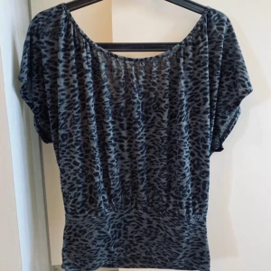 Tröja - Tröja med leopard mönster, super snygg Knutdetalj baktill. Inga defekter men tecken på andvänding❤️