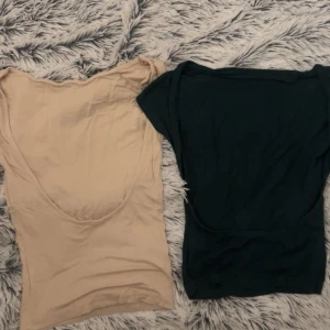 Toppar  - Två öppen rygg tröjor, den gröna är från SHEIN och den andra är från Gina tricot. Dock den från Gina har en liten fläck men man lägger inte märke till den.