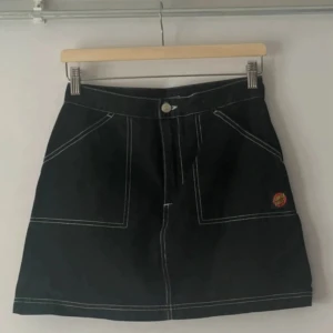 Svart kjol Santa Cruz - Kjol från Santa Cruz, enbart använd ett fåtal gånger. Mycket bra skick.   Storlek M/38 på lappen, men liten i storleken - så passar en S/36 bättre. 