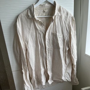 Randig linneskjorta från Arket - Randig linneskjorta från Arket i nyskick. Storlek 52 regular fit herrmodell 