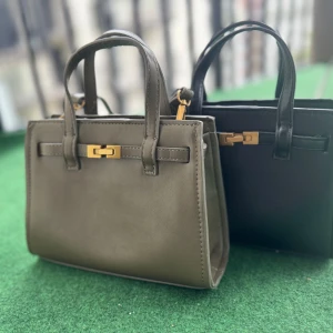 Fynda de fina väskor i bra pris  - Två fina axelväskor från Zara, hel ny. Inte användt! Om man tar både två blir det för 150, en för 80kr