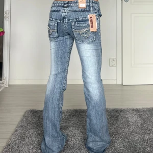 Jeans - Midjemått: 34cm rakt över, innerbenslöngd: 83cm 💗 lappar kvar