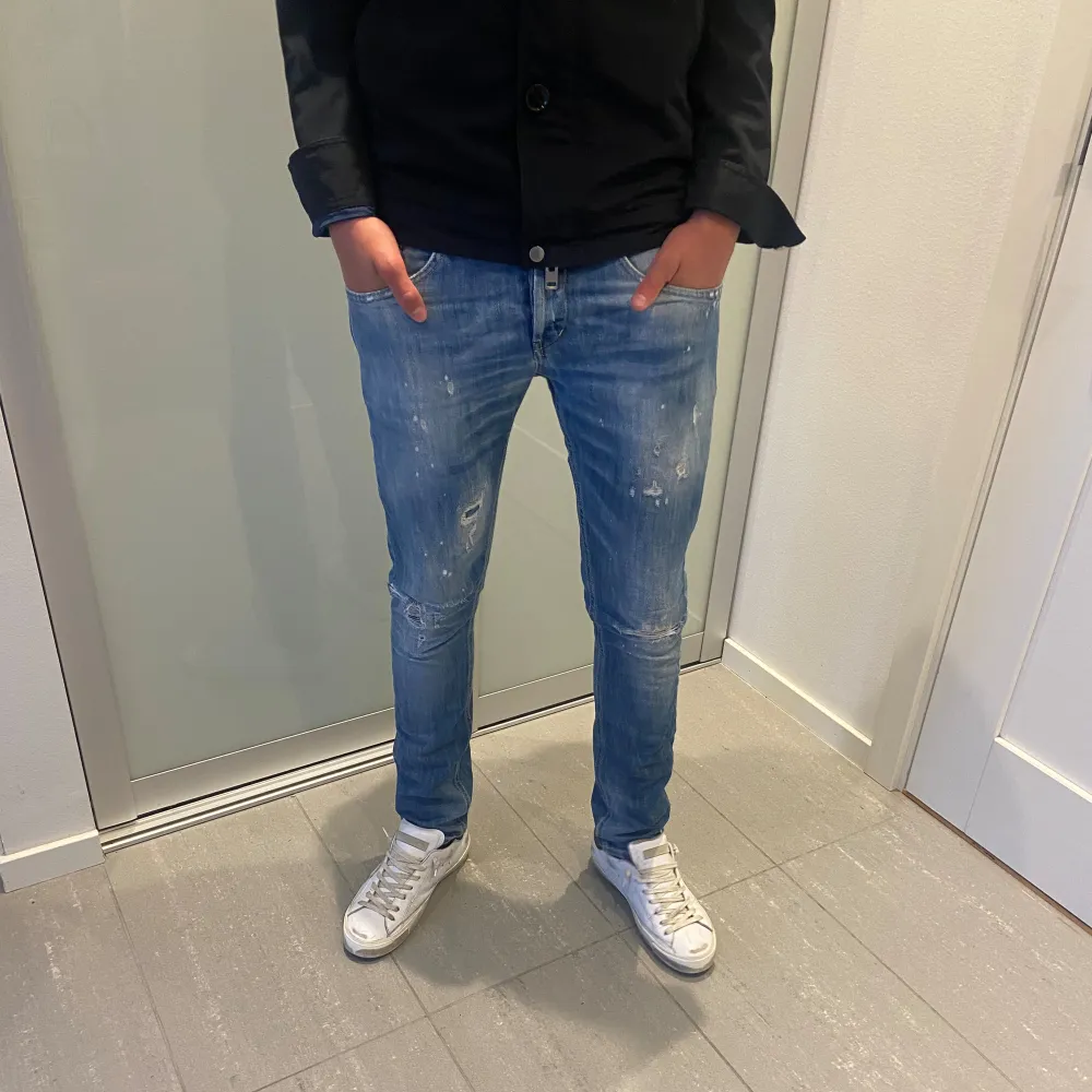 Säljer nu dessa riktigt snygga dondup George Jeans som är i riktigt bra skick med slitningar som är design, storleken är 29 som också passar 30, skriv för fler frågor o funderingar🙌🏼. Jeans & Byxor.