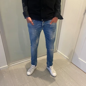 Dondup Jeans George  - Säljer nu dessa riktigt snygga dondup George Jeans som är i riktigt bra skick med slitningar som är design, storleken är 29 som också passar 30, skriv för fler frågor o funderingar🙌🏼