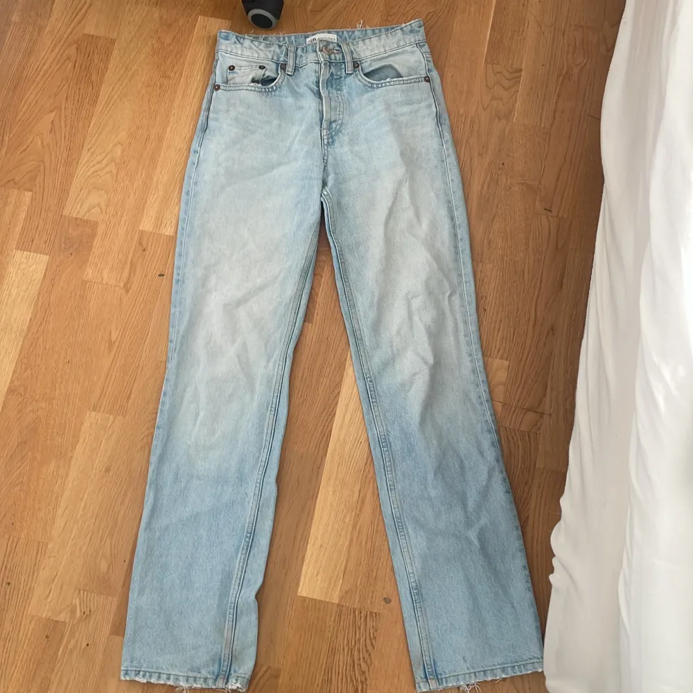 Säljer ett par superfina mid Rise jeans från Zara!! Strl 34🩷pris: 199 kr. Jeans & Byxor.