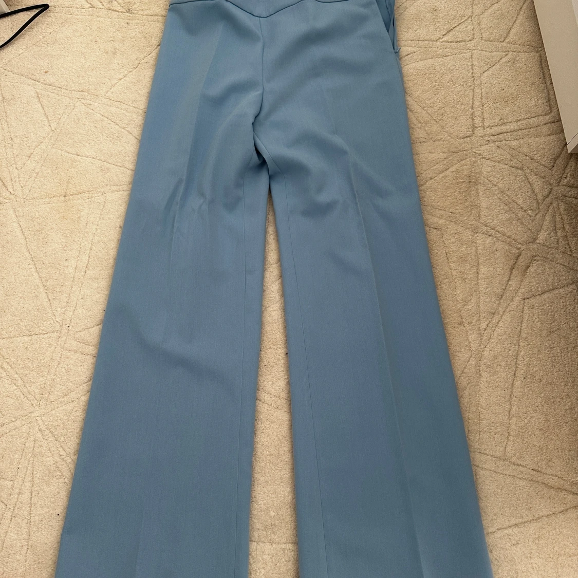 Här säljer jag ett fint stiligt blazers och byxa som är oanvänd säljer på grund av minskat vikt  - 91