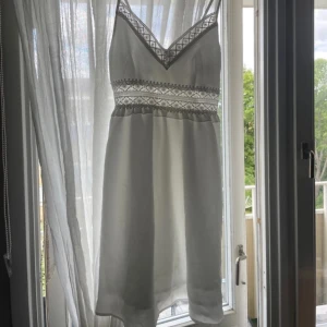 Vit klänning - En endast testad sommarklänning💗 Köptes förra året på shein för 189kr men har ej blivit använd 💗