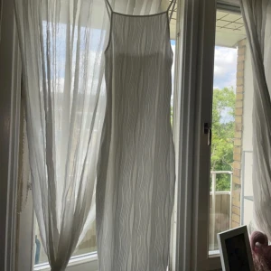 Vit klänning med slits - Köptes förra året, har inte blivit använd utan bara testad💗 Den är inte genomskinlig förutom att färger som t.ex svart syns lite igenom💗