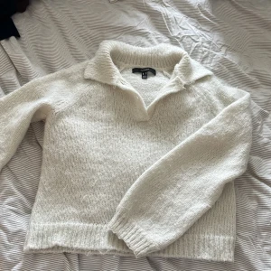 Stickad tröja  - Stickad tröja från Vero Moda i fint skick. Storlek M. 