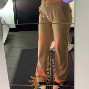 juicy byxor - juicy byxor i storlek s bra skick använda fåtal gånger. Köpta för 1200 säljs för 600. Pris kan diskuteras! Köparen står för frakt!