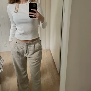 Linnebyxor  - Jag säljer mina beiga linnebyxor från Vero Moda. Aldrig använda då dom är en aning för korta för mig som är drygt 172 cm lång. Nypris 799kr. Skriv för frågor eller fler bilder. 🤍  Pris kan diskuteras vid snabb affär!