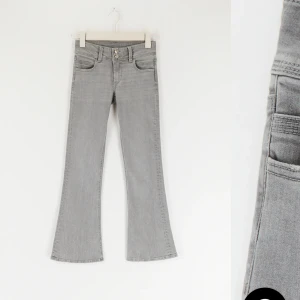 Grå low waist jeans  - Gråa low waist jeans från Gina Young, knappt använda och i bra skick. Säljer pga ingen användning av dom, storlek 164 men ganska stretchiga i materialet. 
