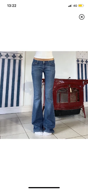 Lågmidjade jeans - Lågmidjade jeans köpta från Tina Adesjö här på plick, bilderna är lånade av henne. Säljer för de är lite för små för mig ❤️