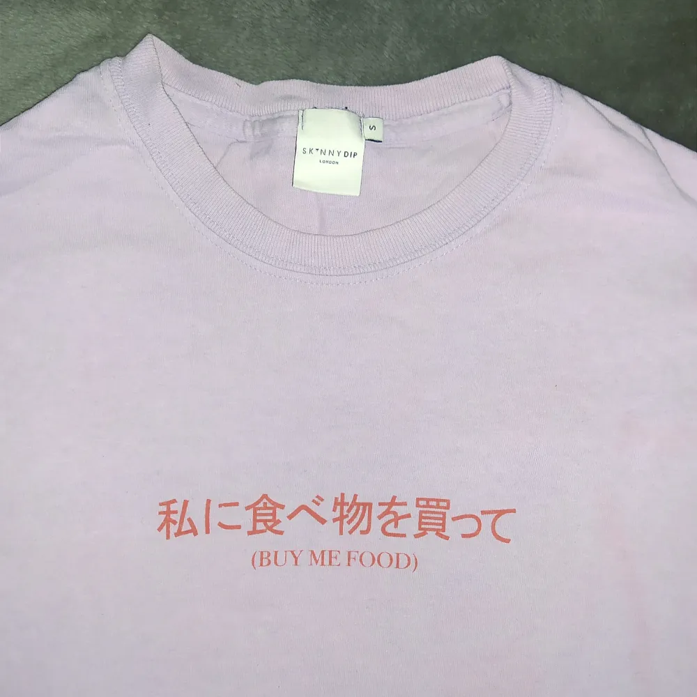T-shirt med japansk text på. . T-shirts.