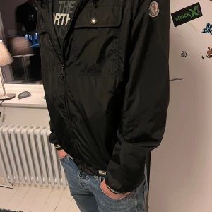 moncler windbreaker - skitsnygg moncler jacka som passar perfekt till våren och sommaren. storlek M. den är såklart äkta och är helt felfri från hål. Använt den 2-3 gånger men säljer pågrund av att den inte passade mig. priset är lågt pågrund av att jag inte har kvitto