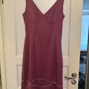 Lila klänning  - Säljs då den inte kommer till användning 