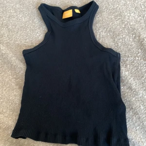 Svart linne/top! - Säljer ett fint svart linne/ top i fint och ny skick🫶🏼 den är oanvänd och har inga defekter💕 Har tyvärr inte prislappen kvar💗