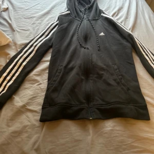 Kofta  - Svart addidas kofta i bra skick. 