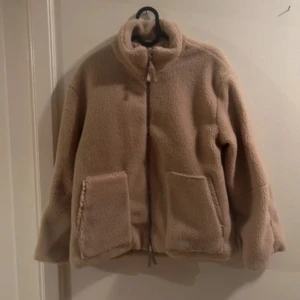 Teddyjacka - Så fin fluffig jacka från Merley Stockholm! Nypris 799