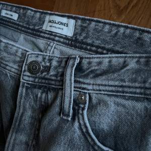 Säljer ett par trendiga Jack & Jones CHRIS ORIGINAL - Jeans straight leg i storlek 27/30 för endast 299 kr (ord. pris 599 kr). Passa på att fynda nu!