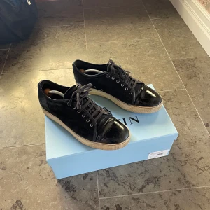 Lanvin skor - Snygga mörklblå Lanvin sneakers. Original låda ingår om man vill   Storlek 8  Skriv vid frågor/funderingar! 👍🏼
