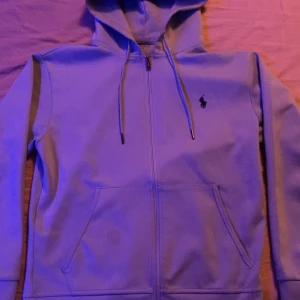 Polo Ralph lauren set - Jag säljer min polo tracksuit som jag har haft i ungefär 1 månad använd sparsamt. Riktigt fin färg och bra kvalitet.