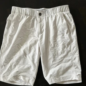 Under armour shorts - Under armour golf shorts i bra skick, i använt skick men fortfarande i bra skick. Nypris 799kr. Storlek 30