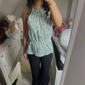 H&M topp - Superfin topp från H&M med snörningar. Strl XS, justerbar. Aldrig använd! 