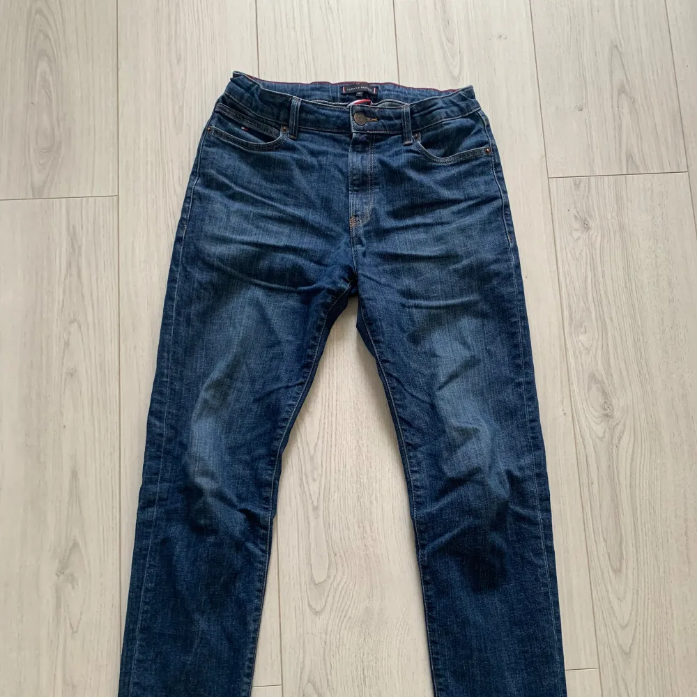 Tommy Hilfiger jeans blå storlek 152. Slim fit. Säljer pga för små för mig. Mycket bra skick. . Jeans & Byxor.