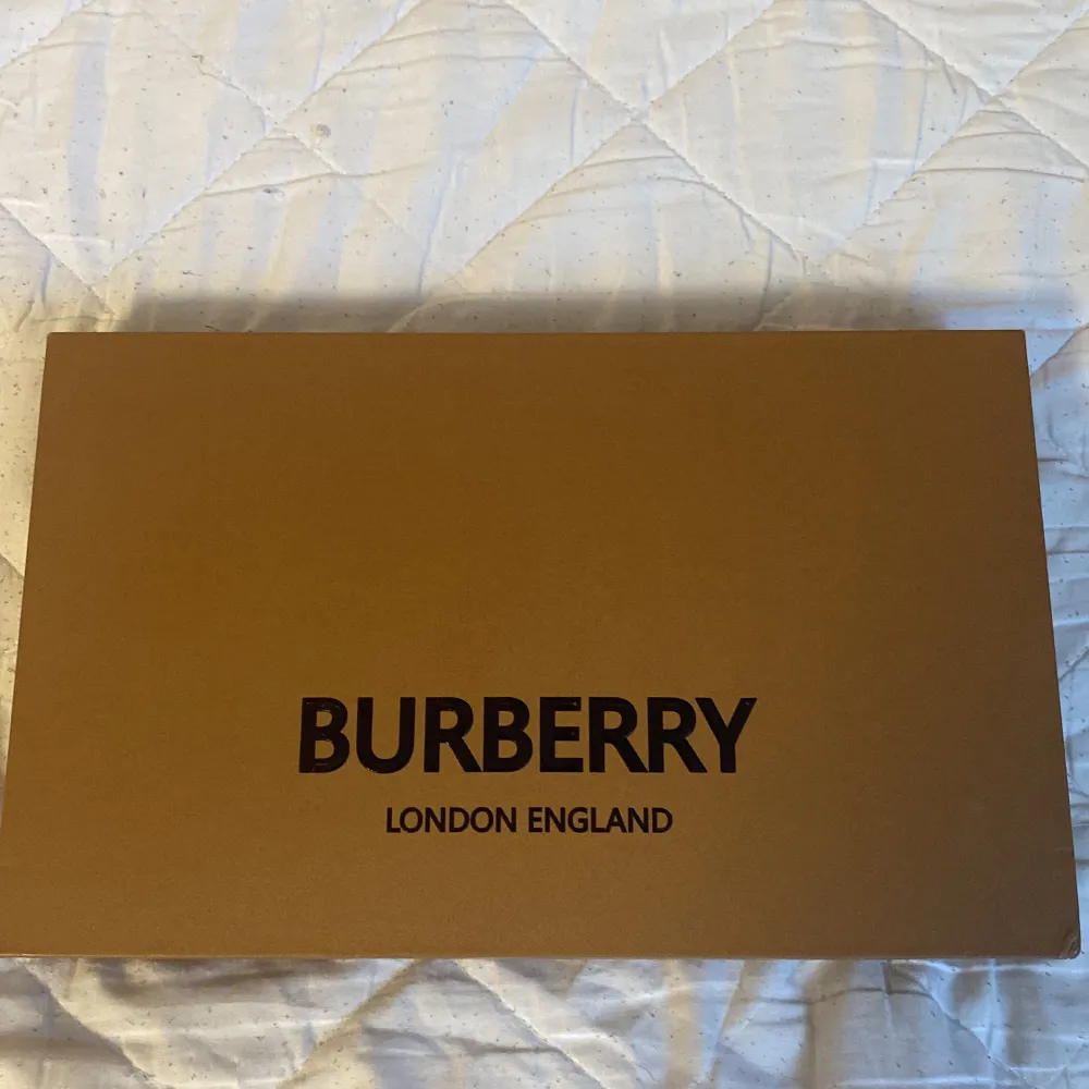 Helt ny oanvänd burberry scarf, säljer pga att ja inte använder den , pris kan diskuteras. 950 vid snabb affär. Övrigt.